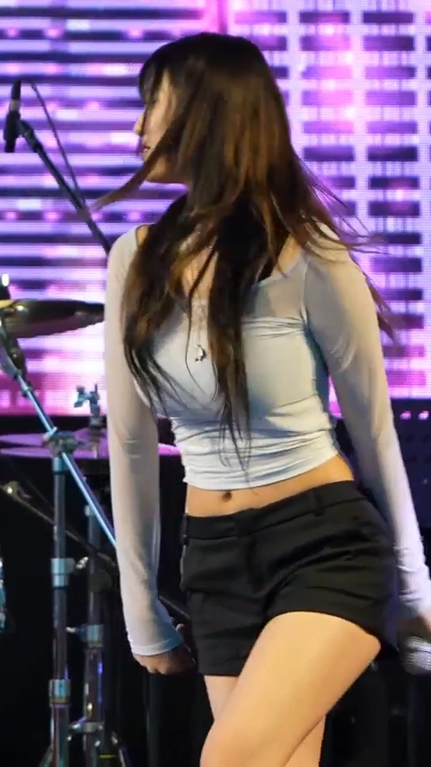 흰 시스루티 입은 하이키 옐 슴부먼트 실루엣 직격