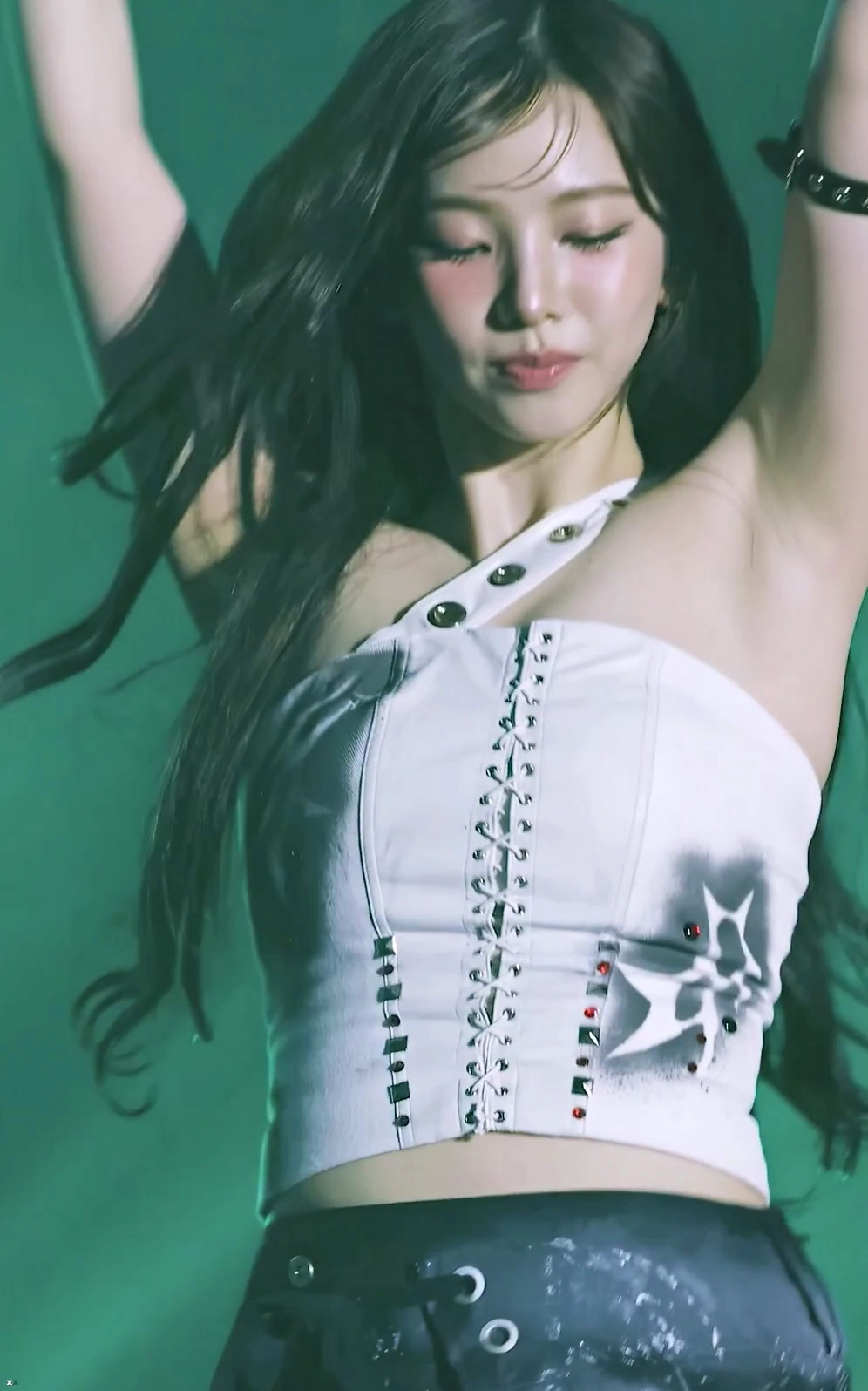 카리나 야드랑이 드러난 두팔 포즈 무대 직캠 각도에 시선 고정