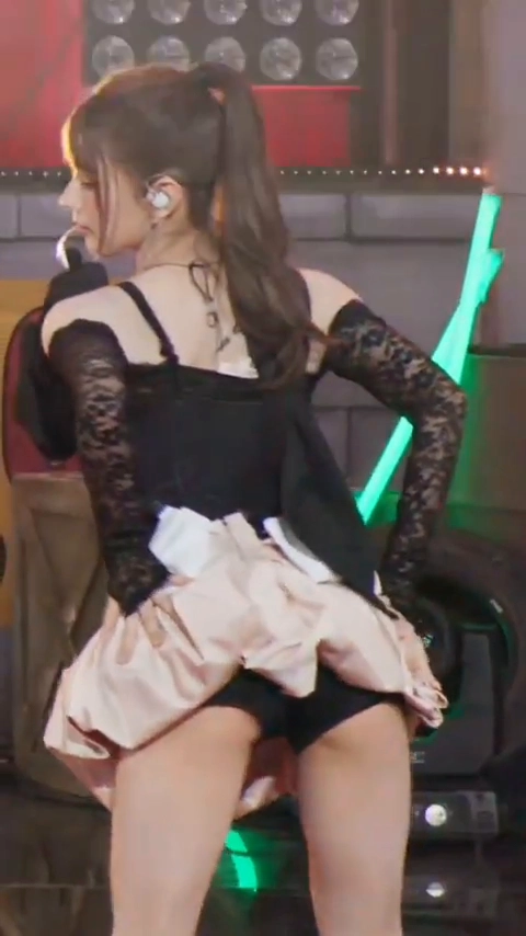 초미니 입고 골반 돌린 아이들 미연 엉밑살 드러난 직캠에 커뮤 술렁