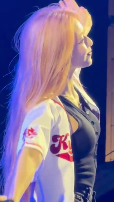 있지 유나 옆슴 무빙 돋보인 민소매 의상