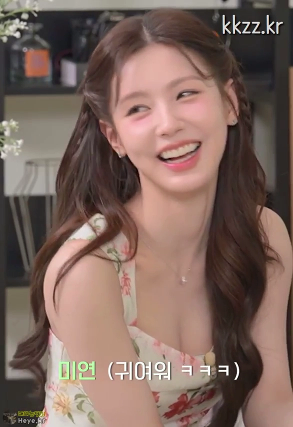 파인 원피스 입은 아이들 미연 가슴골 움짤