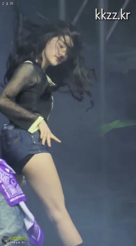 키오라 하늘 핫팬츠에 드러난 엉벅지 라인 팬들 시선 고정