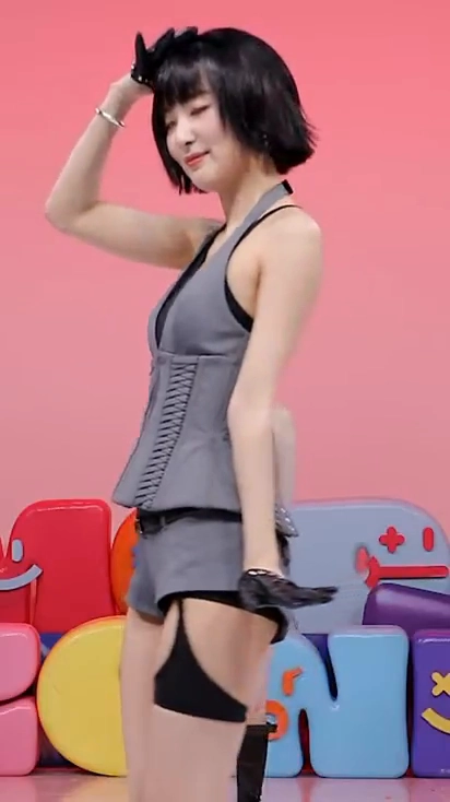 레드벨벳 슬기 엉밑살 드러난 가터벨트