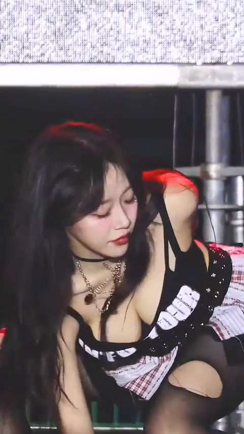 지원 가슴골 그대로 터진 슴부먼트 착샷